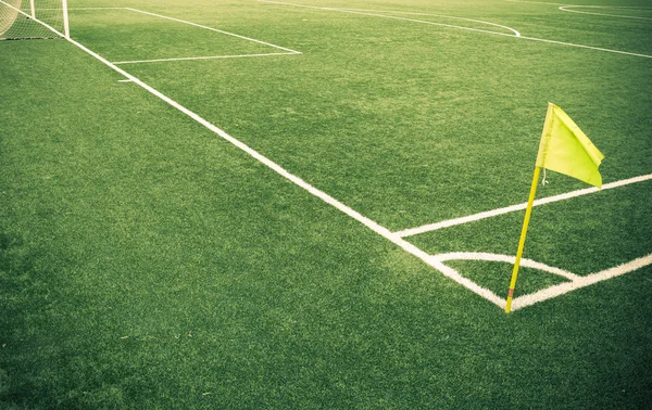 Fußballplatz. Ecke eines Fußballfeldes mit lebendigem grünen Gras als Kopierraum. — Stockfoto