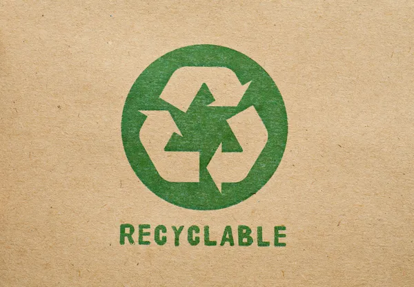 Grünes Recycling-Symbol auf Karton — Stockfoto