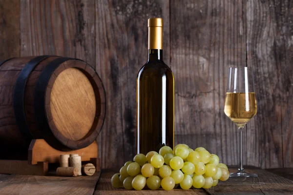 Witte wijn, druiven, oude fles en een vat — Stockfoto