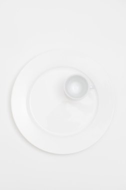 Beyaz tabak ve bardak