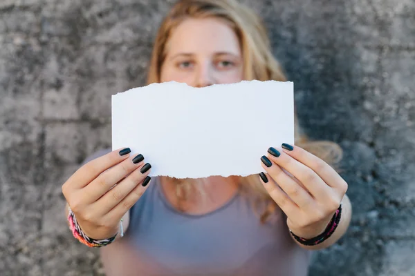 किशोर लड़की कागज की शीट पकड़े हुए — स्टॉक फ़ोटो, इमेज