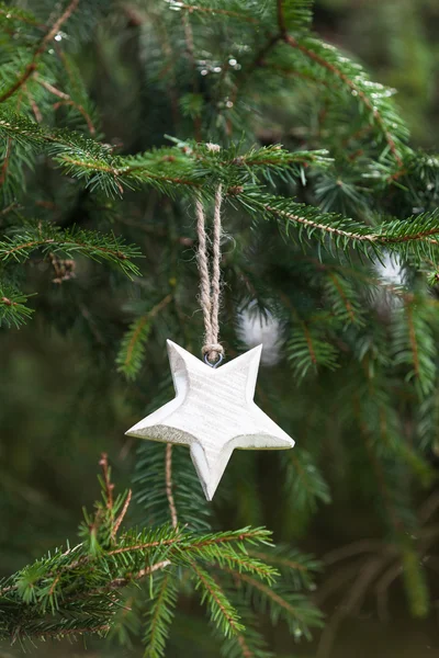 Pino con estrella de madera —  Fotos de Stock