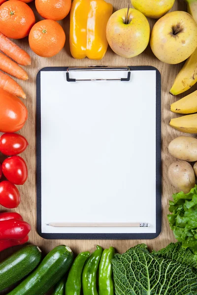 Notebook and vegetables — Stock Photo, Image