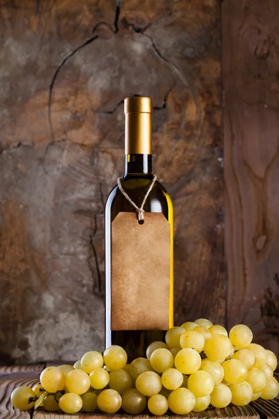 Vino blanco con etiqueta vintage y uva — Foto de Stock