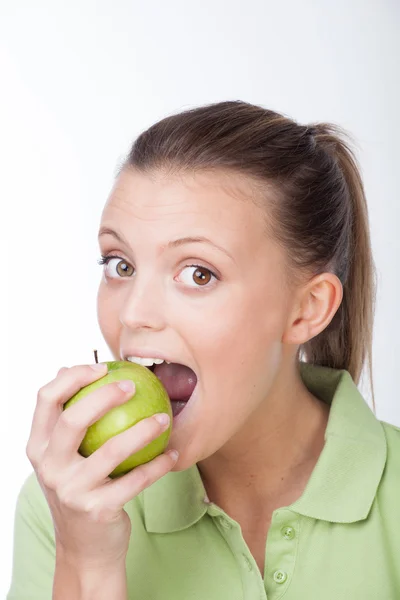 Chica comer manzana verde — Foto de Stock