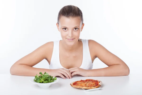 Femme au choix entre salade et pizza — Photo