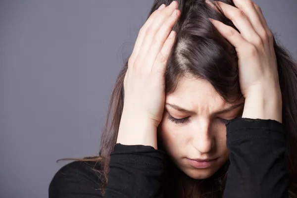 Diese junge Frau macht schwere Zeiten durch — Stockfoto