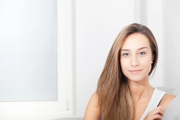 Jonge vrouw portret, glimlachend — Stockfoto