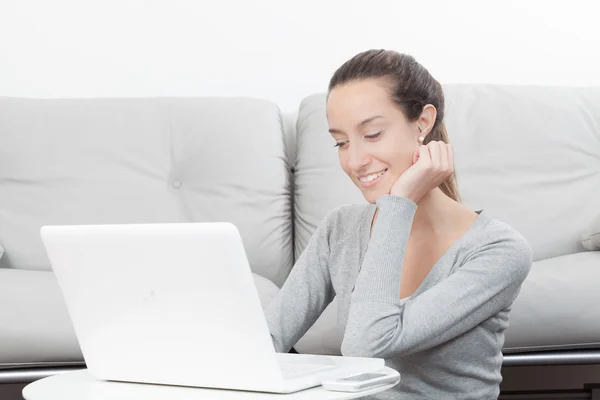 Frau arbeitet zu Hause — Stockfoto