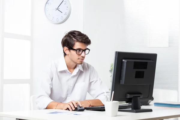 Lavorare al computer in ufficio — Foto Stock