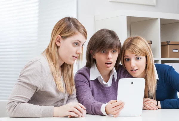 Meisjes groep jonge studenten leren met Tablet PC — Stockfoto