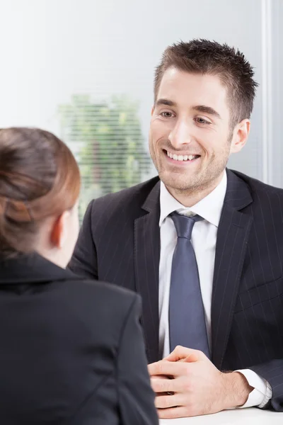 Gente de negocios teniendo entrevista de trabajo con mujeres jóvenes — Foto de Stock