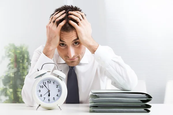 Homem de negócios estressado sob pressão do tempo chora no escritório — Fotografia de Stock