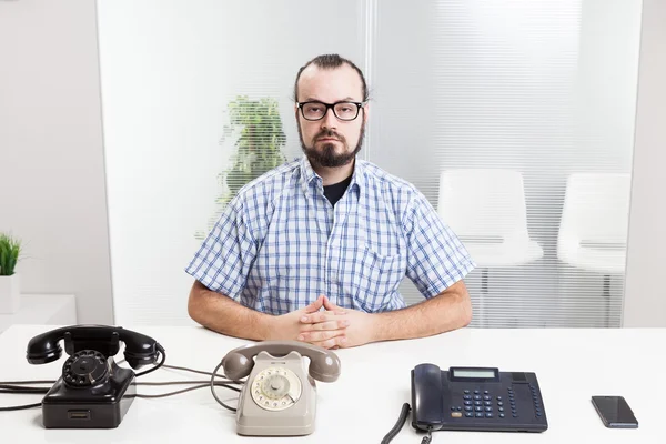 Mycket upptagen man som arbetar på callcenter — Stockfoto