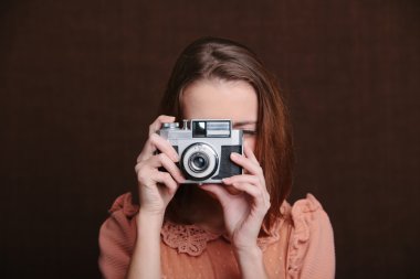 Retro kameralı kadın.