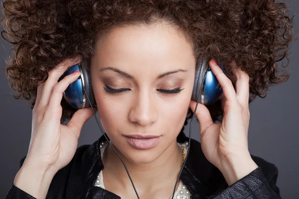 Mujer joven con auriculares — Foto de Stock