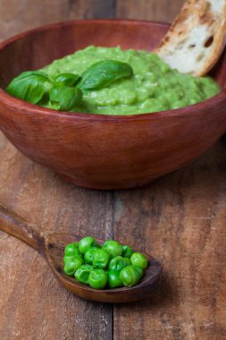 Yeşil bezelye çorbası