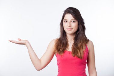 genç kadın gösteren, üzerinde beyaz izole