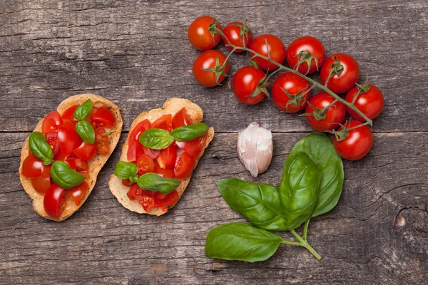 Taze domates ve basi bruschetta — Stok fotoğraf