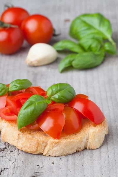 Bruschetta fraîche à la tomate et aux basi — Photo