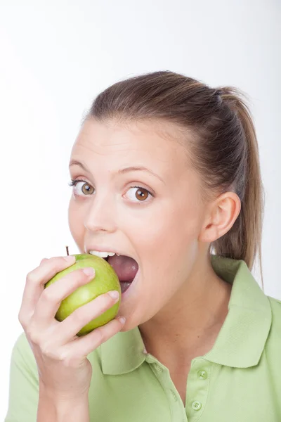リンゴを食べる若い美しい女性 — ストック写真