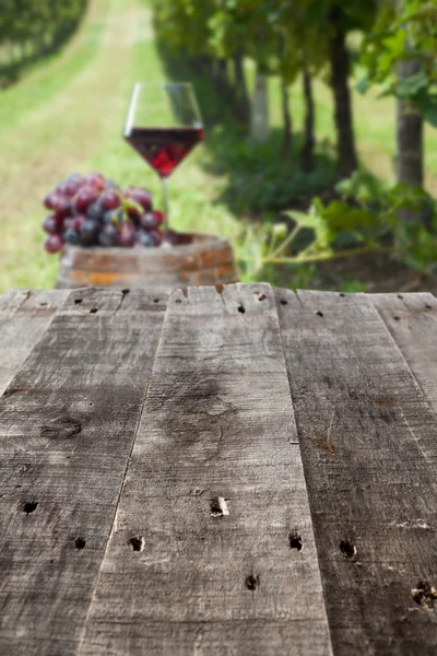 Vino y mesa — Foto de Stock