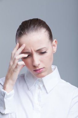 Başı ağrıyan kadın