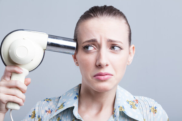 Женщина с феном
