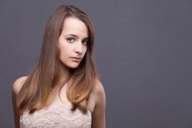 güzel genç kadını