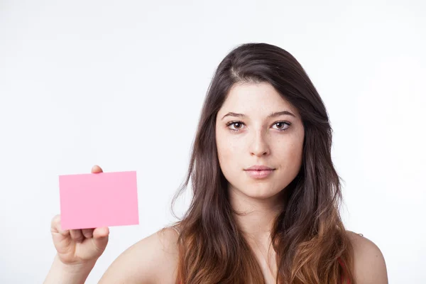 Pretty girl holding a paper note — Stock Photo, Image