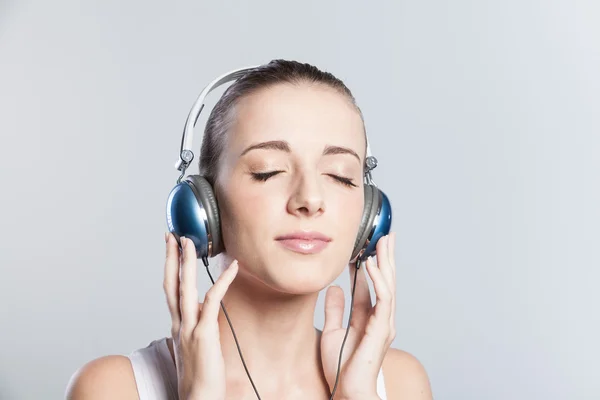 Jonge vrouw luisteren muziek — Stockfoto
