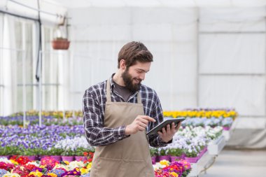sera bir tablet ile çalışan erkekler
