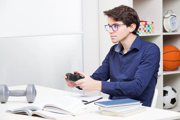 Young man playing computer game — Stock Photo, Image