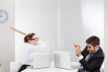 erkek ve kadın Yöneticiler her diğer dow bakıyor