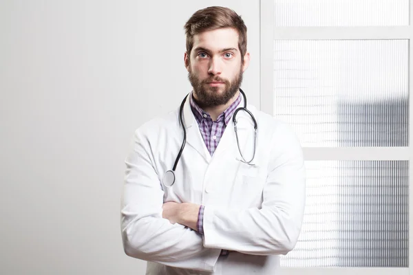 Retrato de un joven médico feliz —  Fotos de Stock