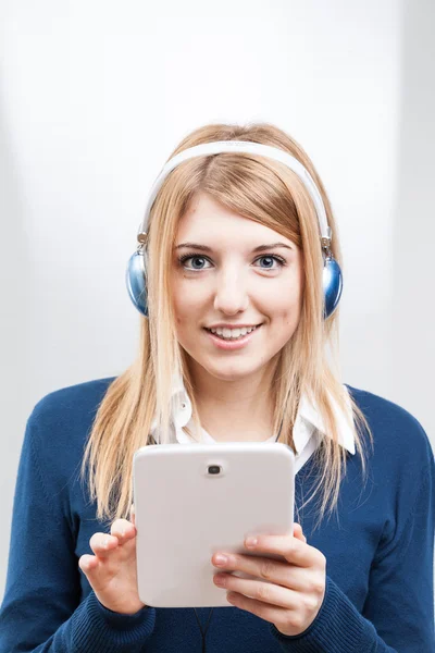 Estudiante lindo escuchando música con tableta — Foto de Stock