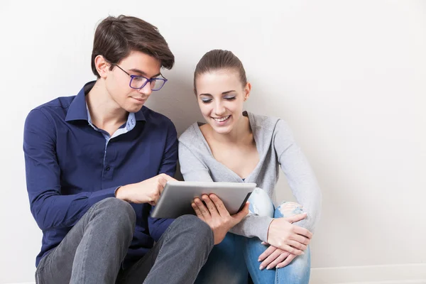 Studenters lärande tillsammans hemma — Stockfoto