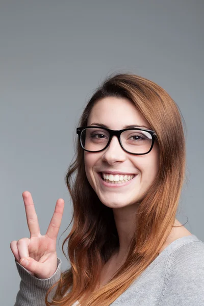 Frau Frieden Handzeichen — Stockfoto