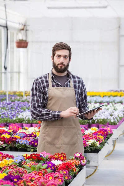 若い男性の庭の労働者 — ストック写真