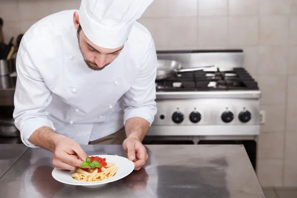 Chef-kok met pasta — Stockfoto