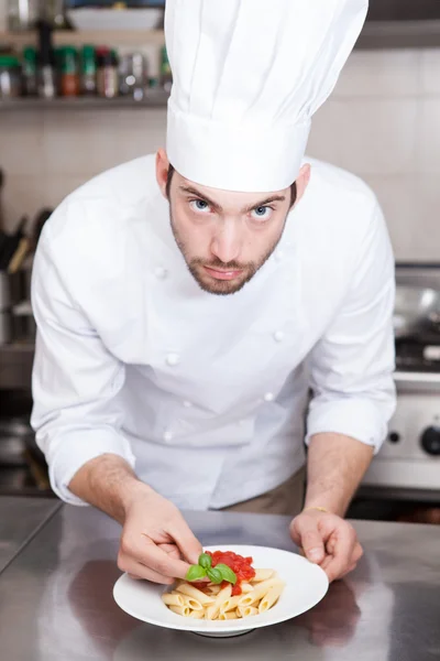 Male chef completing pasta — Stock Photo, Image