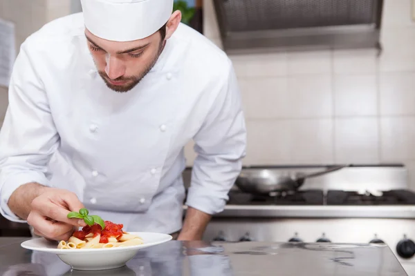 Cuoco maschio che completa la pasta — Foto Stock