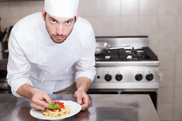 Mannelijke chef-kok voltooiing van pasta — Stockfoto