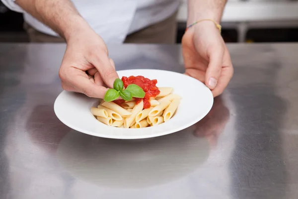 Mannelijke chef-kok voltooiing van pasta — Stockfoto