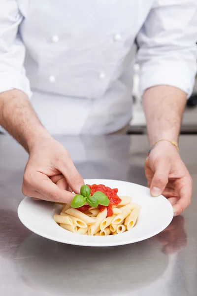 Male chef completing pasta — Stock Photo, Image