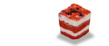 Kremalı ve taze yaban mersinli kek. Beyaz arka planda lezzetli ve narin bir tatlı. Kremalı yaban mersini kreması. Şenlik ikramı.