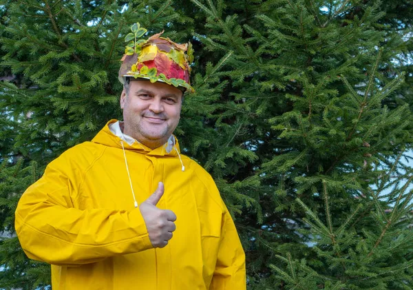 Человек Шляпе Сухих Осенних Листьев — стоковое фото