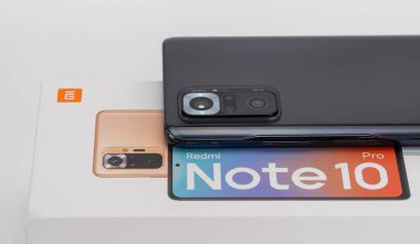 Rusya, Krasnoyarsk, Ekim 2021: xiaomi redmi not 10 pro. Kameralı yeni cep telefonu kutunun üstünde. Seçici odaklanma. Sancak gemisi seviyesindeki kamera sistemi