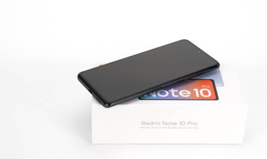 Rusya, Krasnoyarsk, Ekim 2021: xiaomi redmi not 10 pro. Kameralı yeni cep telefonu kutunun üstünde..