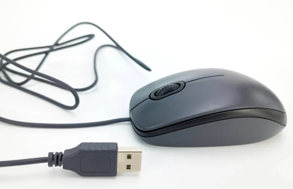 白い背景のコンピュータマウスです。選択的集中。USB接続 — ストック写真